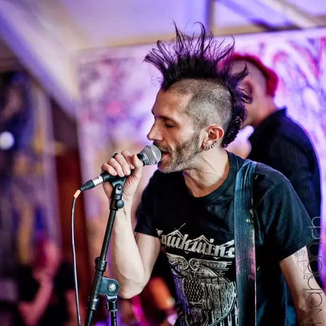 Photo du chanteur des PY lors de son concert avec son side-project