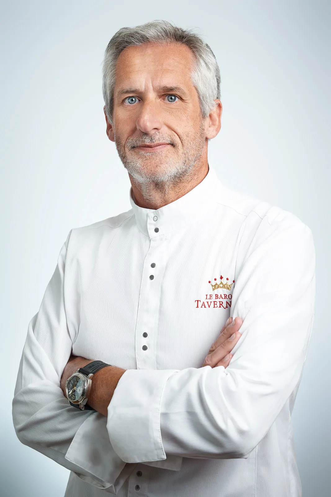 Chef de cuisine devant un fond clair
