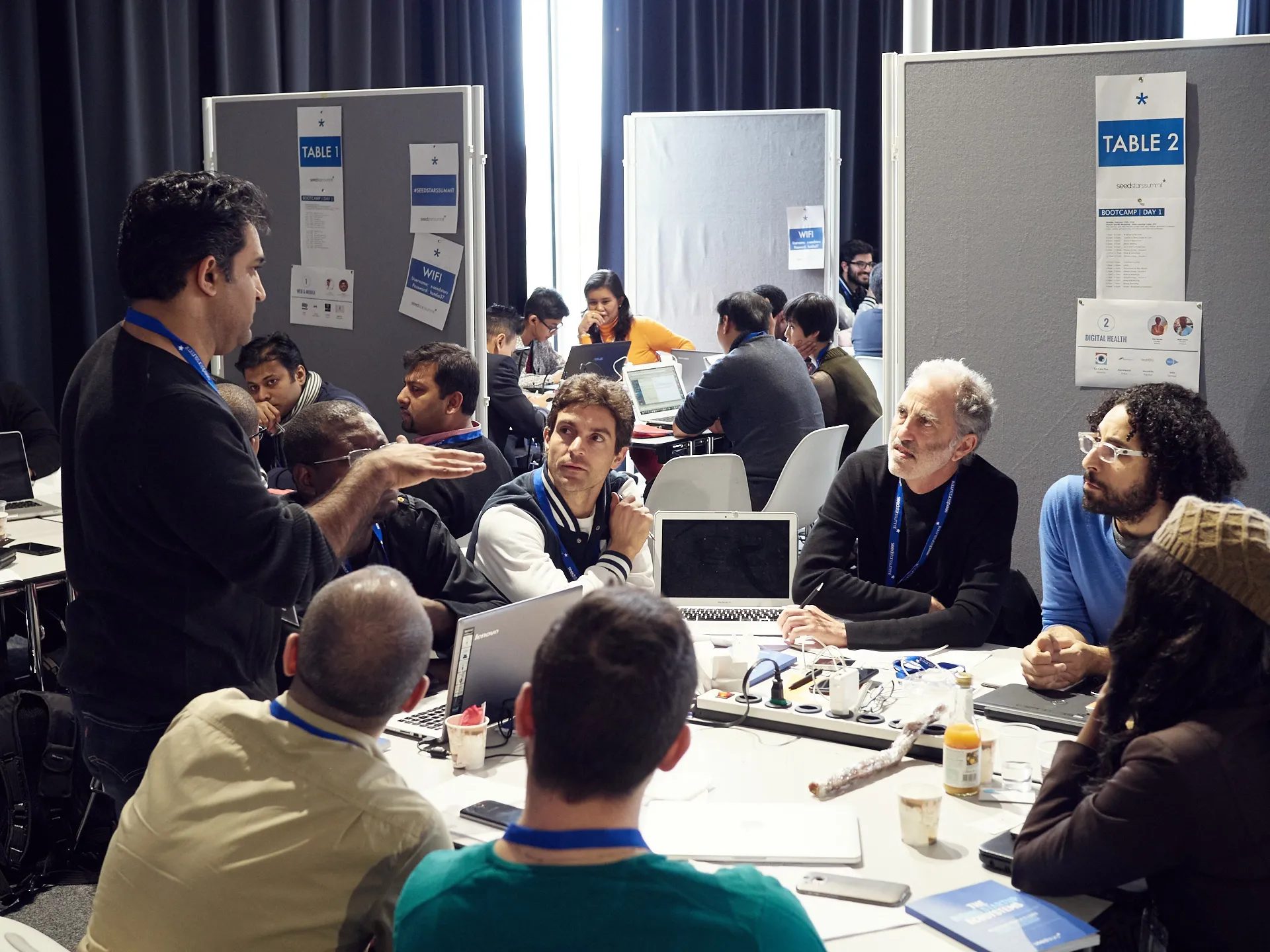 Présentation en groupe lors du premier jour du Seedstars Summit