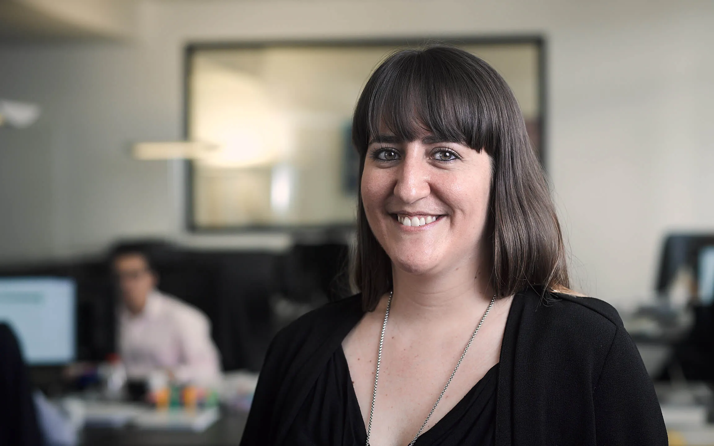 Portrait d'une jeune femme sur fond bureau