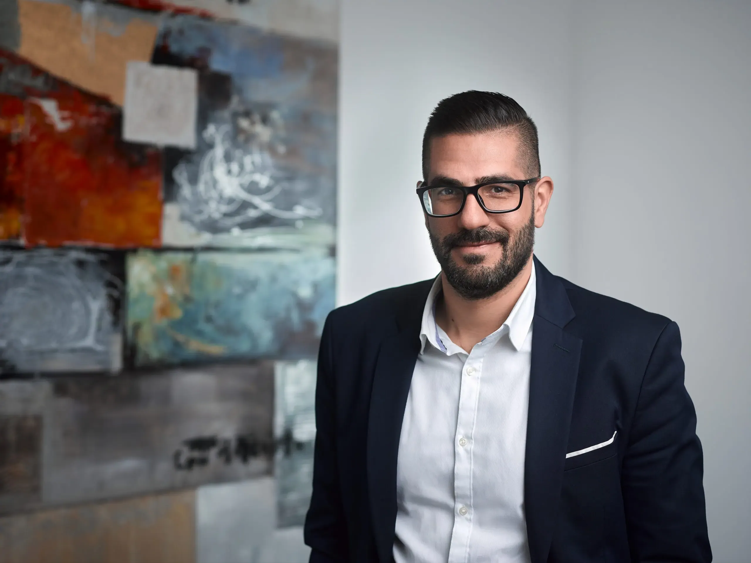 Photo professionnelle homme avec oeuvre d'art