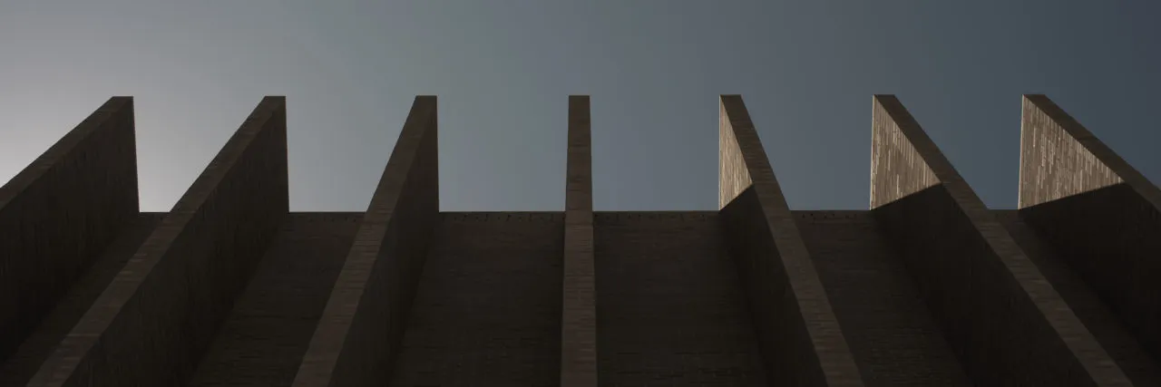 Photographie du haut du bâtiment de la plateforme 10 à Lausanne. Style cinématique avec des couleurs froides et motifs géométriques.