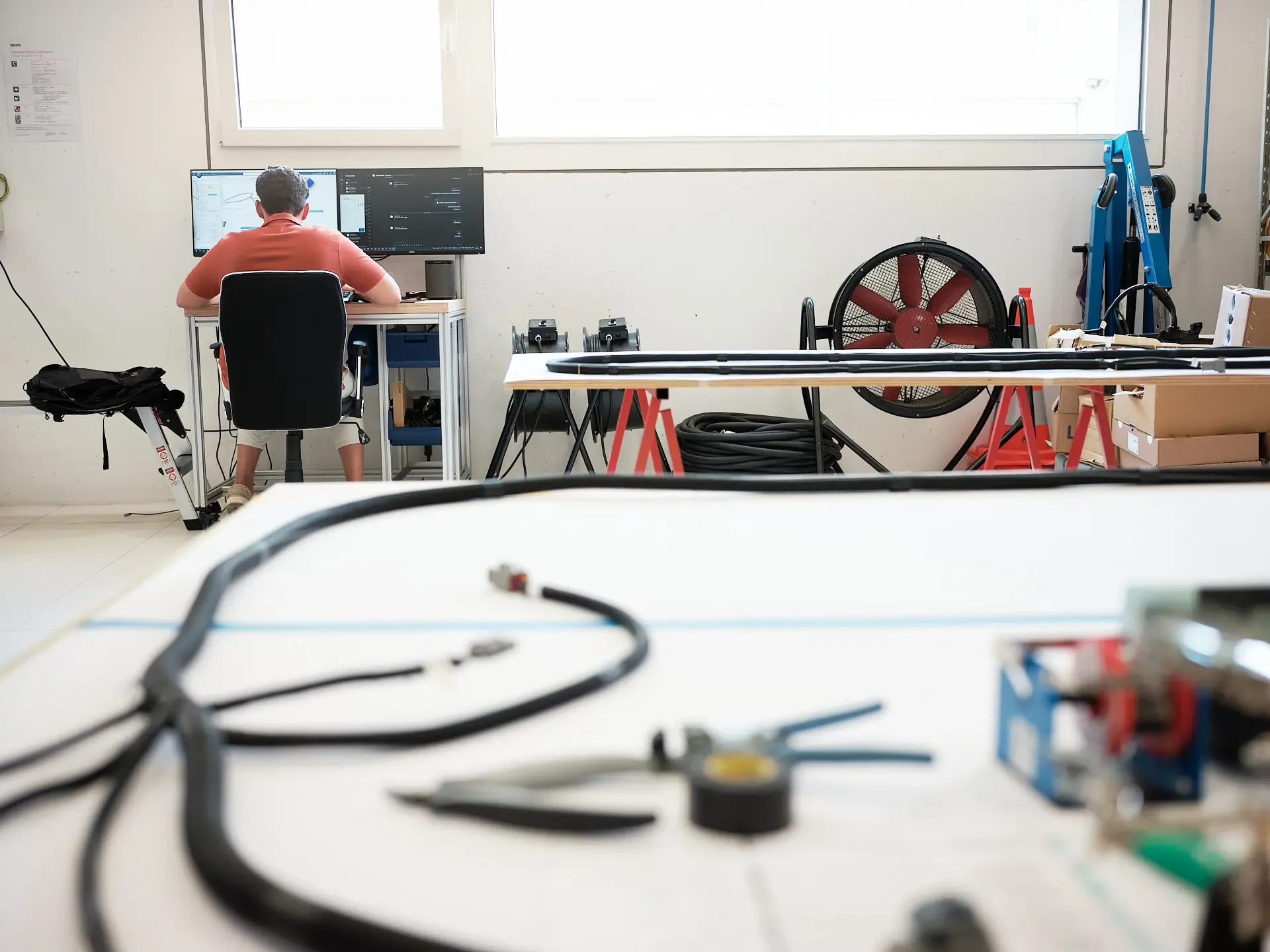 Photo reportage pour Green GT dans un hangar avec des faisceaux en premier plan