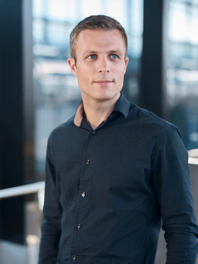 Portrait d'un homme dynamique dans un environnement corporate